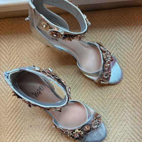 Woman’s pump class dress shoes - Picture 3 of 12